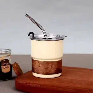 رنگ کرمی از ماگ سفری ضد نشت WOODSIP به همراه نی فلزی