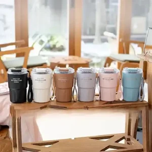 رنگ بندی مختلف ماگ چیده شده روی میز